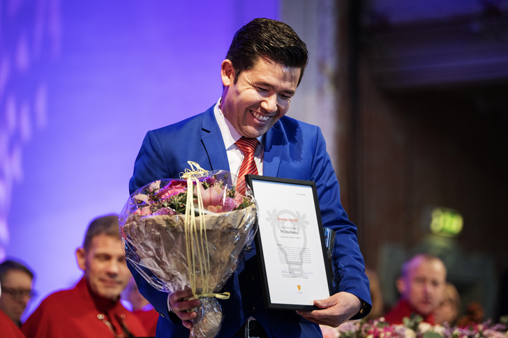 En strålende blid Mojtaba Rasouli fikk prisen som årets lærling under utdelingen av fag-, kompetanse- og svennebrev i Frimurerlosjen i Trondheim i februar. Foto: Ole Martin Wold
